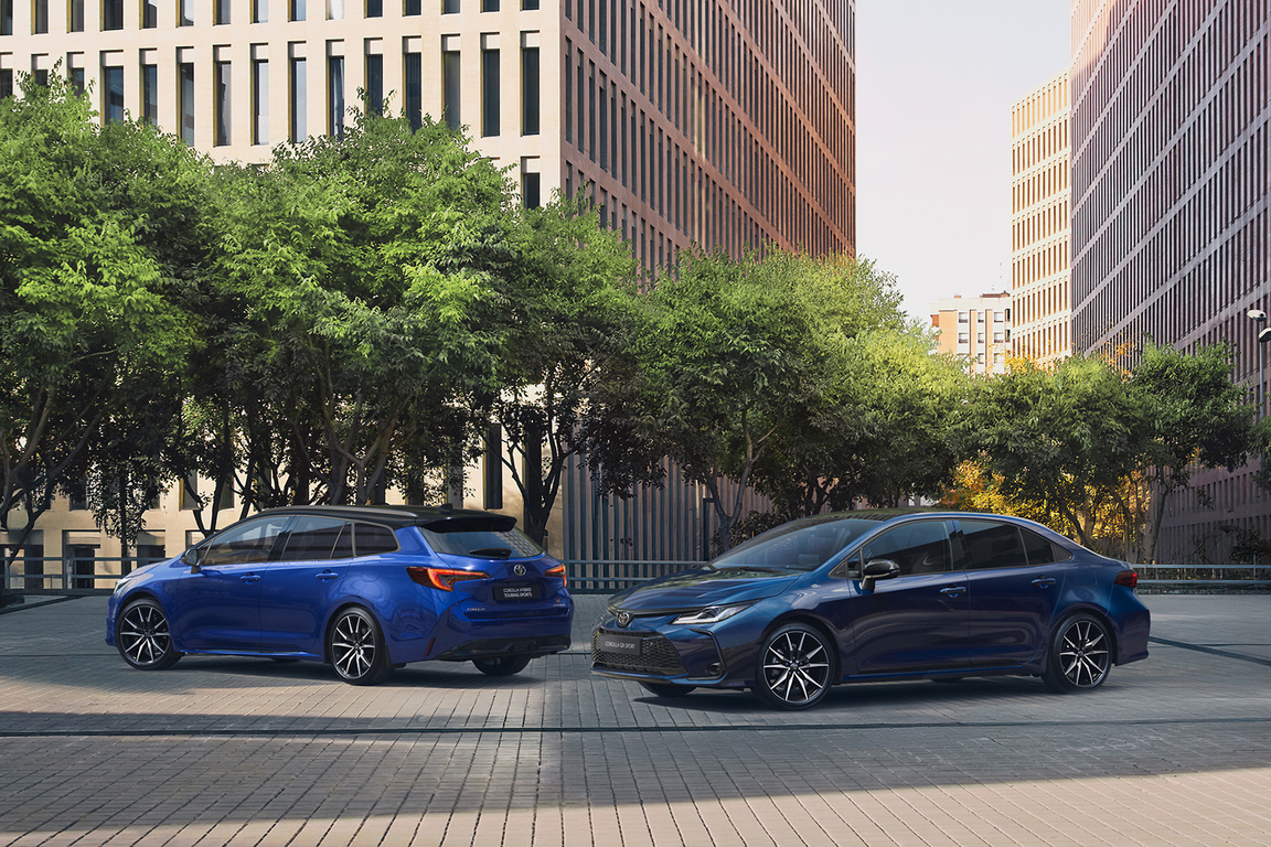 COROLLA SEDANS UN COROLLA TOURING SPORTS UNIVERSĀLIS