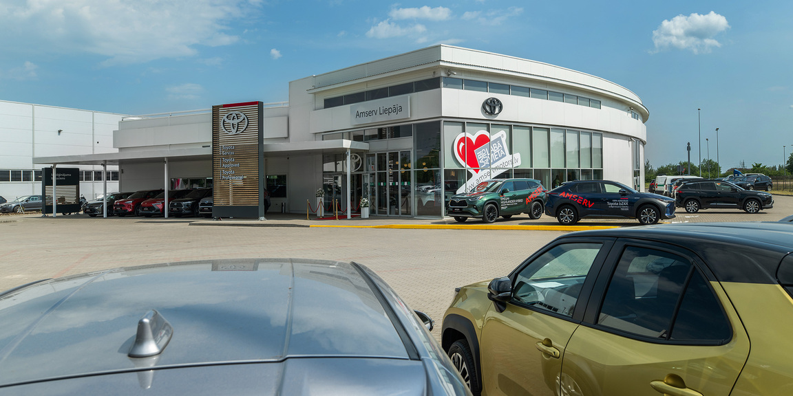 JAUNA TOYOTA UN PILNĪGS SIRDSMIERS!